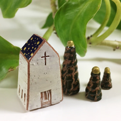 《定形外送料無料・数日間限定掲載》夜空色の屋根の教会と星の付いた木 2枚目の画像