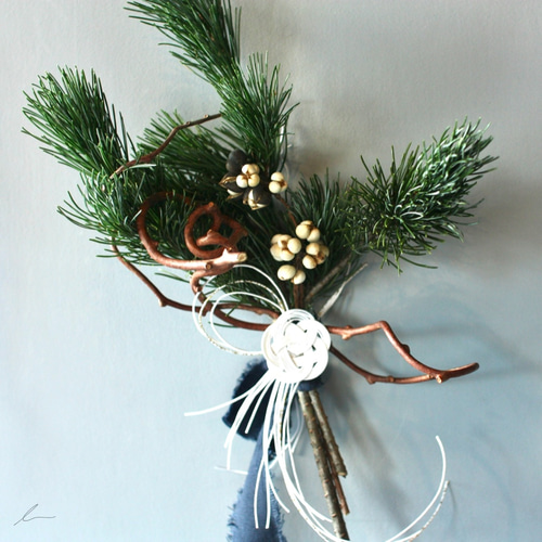 シンプルお正月飾り】五葉松とナンキンハゼ 梅結び(白) ドライフラワー