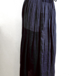 ふんわりギャザースカート（紺色薄て生地ボカシ染） 2枚目の画像