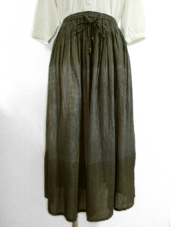 ふんわりギャザースカート（鶯茶色横段絞り染） 1枚目の画像