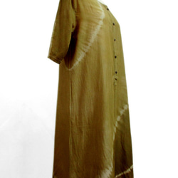 綿ワンピース半袖ミモレ丈（金茶色斜め絞り染） 2枚目の画像