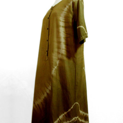 綿ワンピース半袖ミモレ丈（金茶色斜め絞り染） 3枚目の画像