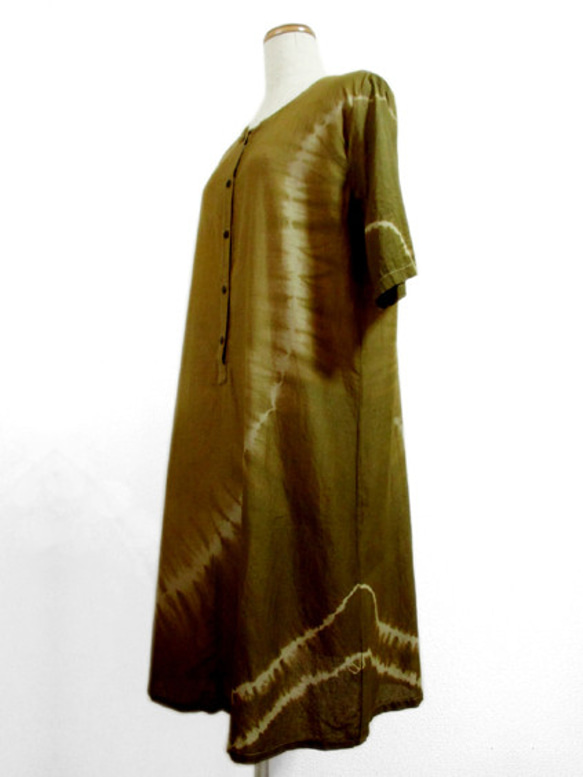 綿ワンピース半袖ミモレ丈（金茶色斜め絞り染） 3枚目の画像