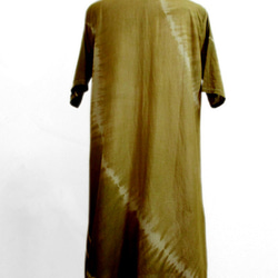 綿ワンピース半袖ミモレ丈（金茶色斜め絞り染） 4枚目の画像