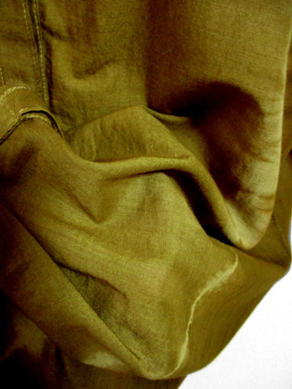 綿ワンピース半袖ミモレ丈（金茶色斜め絞り染） 6枚目の画像