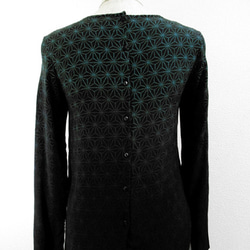 後ボタン・Ｕネックレーヨン長袖トップス（麻の葉模様・黒色、緑色裾ボカシ染） 4枚目の画像