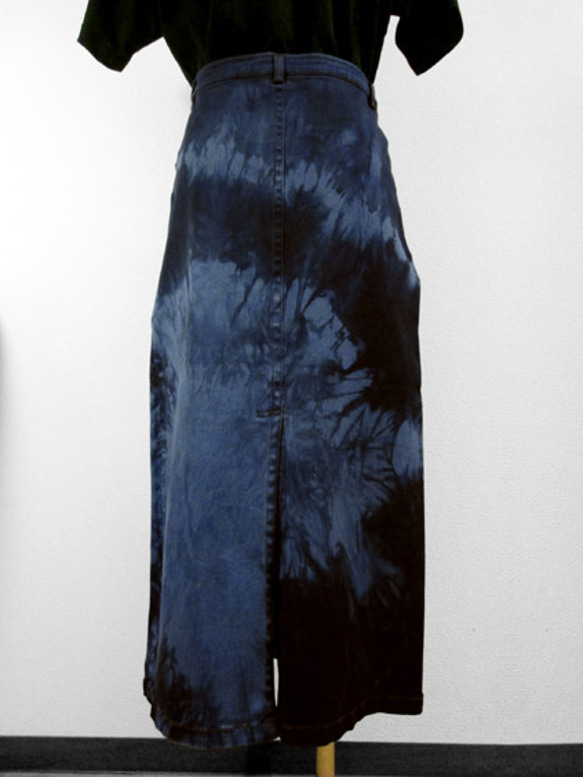 前ボタン デニム地・ロング丈スカート（青色系濃淡・円絞り染） 5枚目の画像
