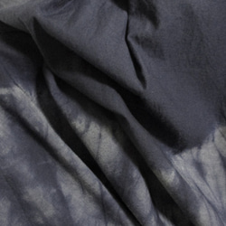 七分袖スキッパーチュニック（斜め絞り染・青味グレー色） 8枚目の画像