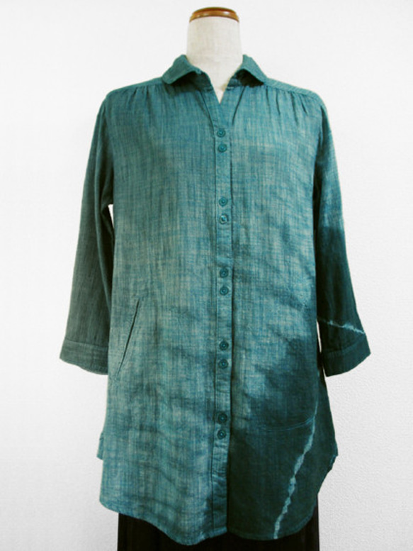 七分袖コットンシャツチュニック（斜め絞り染・青緑色濃淡） 1枚目の画像