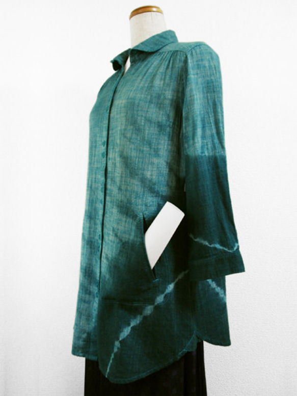 七分袖コットンシャツチュニック（斜め絞り染・青緑色濃淡） 3枚目の画像