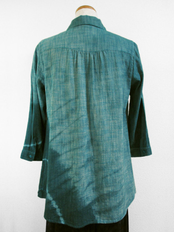 七分袖コットンシャツチュニック（斜め絞り染・青緑色濃淡） 4枚目の画像