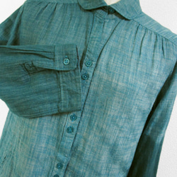 七分袖コットンシャツチュニック（斜め絞り染・青緑色濃淡） 5枚目の画像