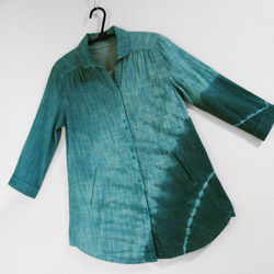 七分袖コットンシャツチュニック（斜め絞り染・青緑色濃淡） 6枚目の画像