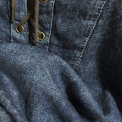 胸元紐結び・長袖デニム地コットンチュニック（斜め絞り染・青色濃淡） 7枚目の画像