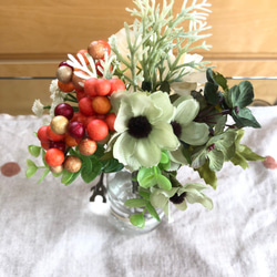 【送料無料】1年中楽しめる秋の赤い実、アネモネ、アジサイ、グリーン、ガラス花器アレンジ 2枚目の画像