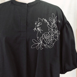 Amari「ネコちゃんと花」刺繍ソフトコットンブラウス 4枚目の画像