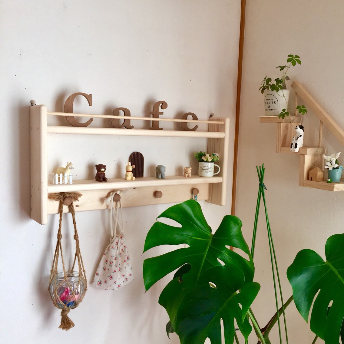 壁掛け飾り棚フック付き　アンティーク風 壁掛け飾り棚フック付き　アンティーク風