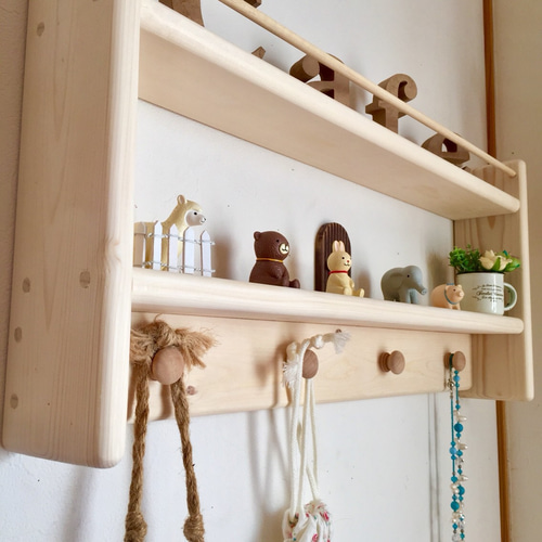 可愛いフック付 壁掛け木製飾棚 《 北欧雑貨 》 本棚・絵本棚