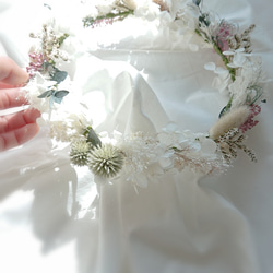 花冠< ホワイト&モリソニア > 花嫁花かんむり・ヘッドドレス 2枚目の画像