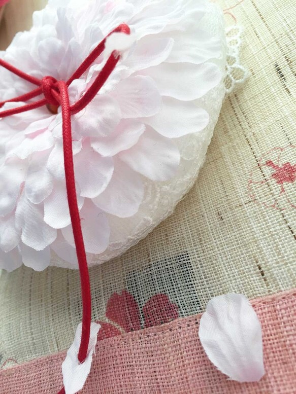 桜の花びらリングピロー完成品（イタリア製サテン使用） 3枚目の画像