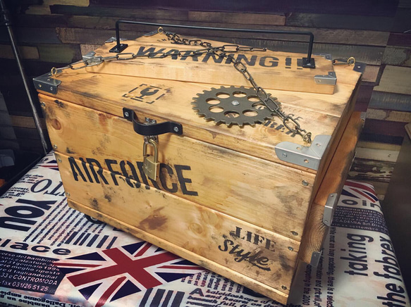 ビンテージ感漂うトランク型チェストのご紹介です！ ビンテージ感漂うトランク型チェストのご紹介です！