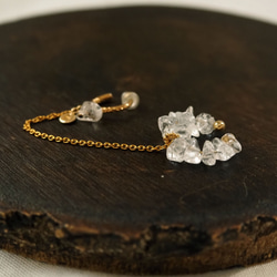 ｜２way｜天然石サザレクリスタルのツインイヤーカフ｜選べるイニシャル｜4月誕生石｜EC26-2 4枚目の画像