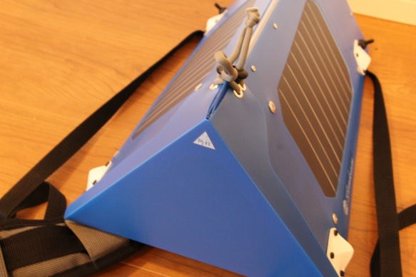 ソーラーパワーバックパック『三角柱』 Type Blue 1枚目の画像