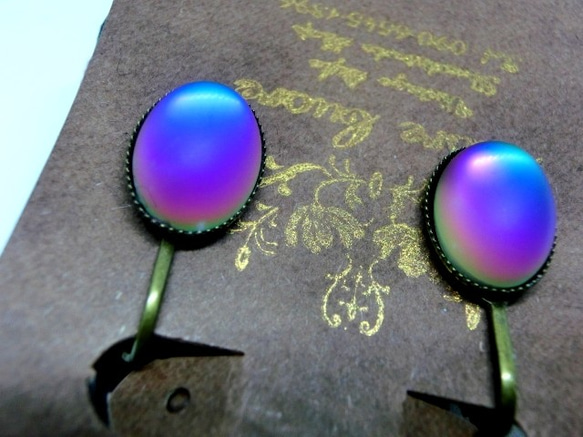 フロストグラスイヤリング（ヘリオトロープ））vintage heliotrope frost earrings 2枚目の画像