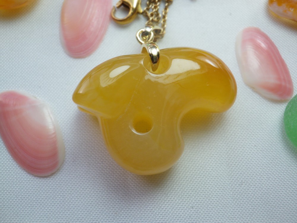 新作　シーアゲート　寝ん猫　猫ちゃん勾玉♪ちょっとクリーミィーなオレンジ