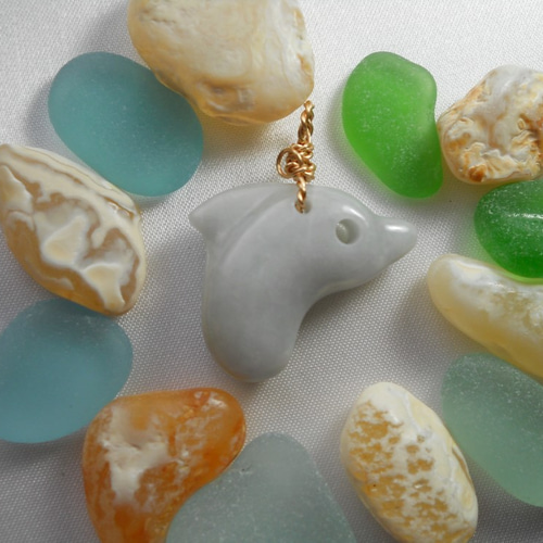 さるれ♥オルゴナイト　貝殻型　チャーム　糸魚川翡翠 糸魚川翡翠 勾玉 波の子イルカタイプ♪ ペンダントトップ おしま工房
