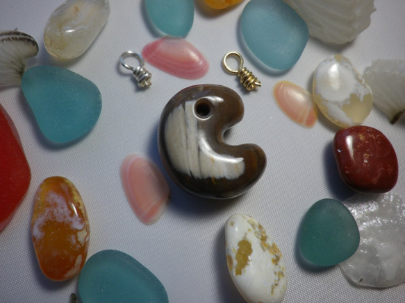 珪化木 一部瑪瑙化勾玉 ペンダントトップ おしま工房 通販