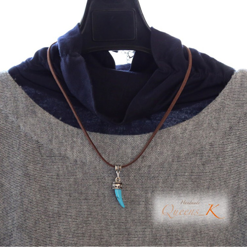 ツノ型ターコイズチャームがカッコイイ！素敵革紐ネックレス