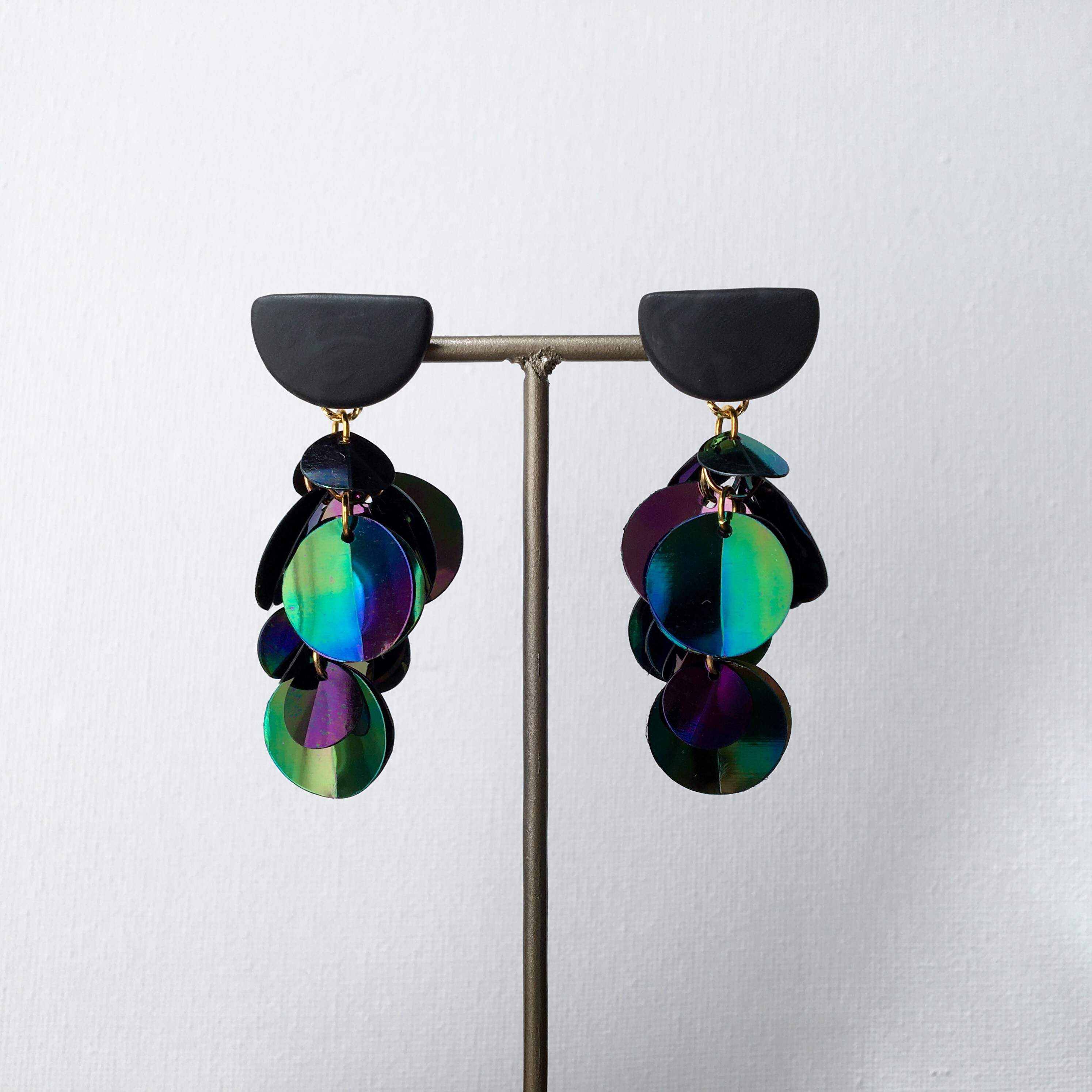 ポリマークレイ × スパンコール costume jewelry ピアス -black-〈特集掲載〉