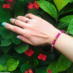 ♔蔻珞瑪♘ Ⓓⓔⓢⓘⓖⓝ - 手工設計-糖果色玉石/珍珠/黃銅手鍊(紫紅) 第2張的照片