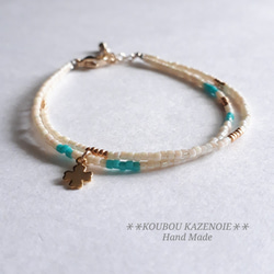 小さなビーズの華奢ブレス✧Beads Cord Bracelet クローバー(ホワイト) 1枚目の画像