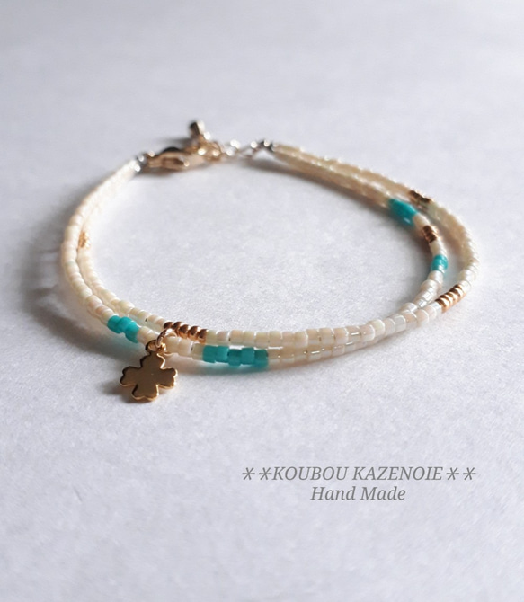 小さなビーズの華奢ブレス✧Beads Cord Bracelet クローバー(ホワイト) 1枚目の画像