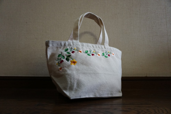 【花柄刺繍】ランチトートバッグ（アイボリー） 1枚目の画像