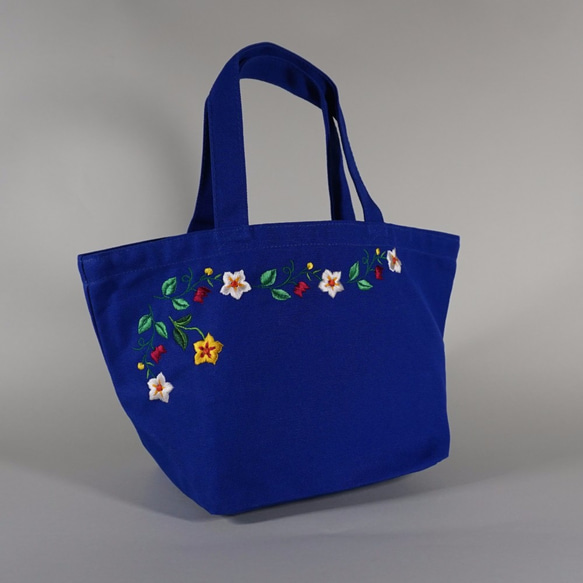 【花柄刺繍】かわいいランチトートバッグ（ブルー）コットン 1枚目の画像