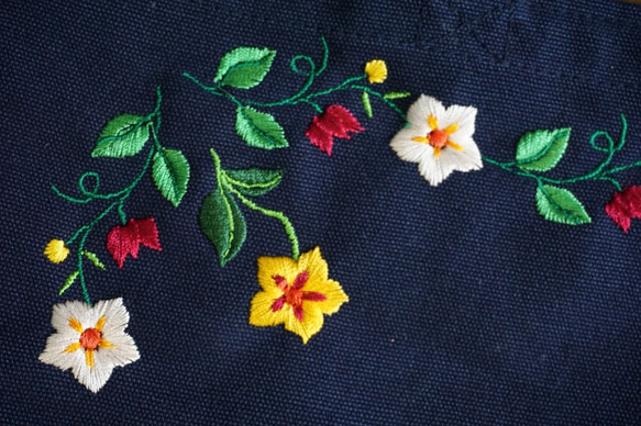 【花柄刺繍】かわいいランチトートバッグ（ブルー）コットン 2枚目の画像