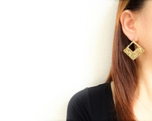 大ぶり 大人のお洒落 アンティーク風 スクエア ピアス☆ゴールド色