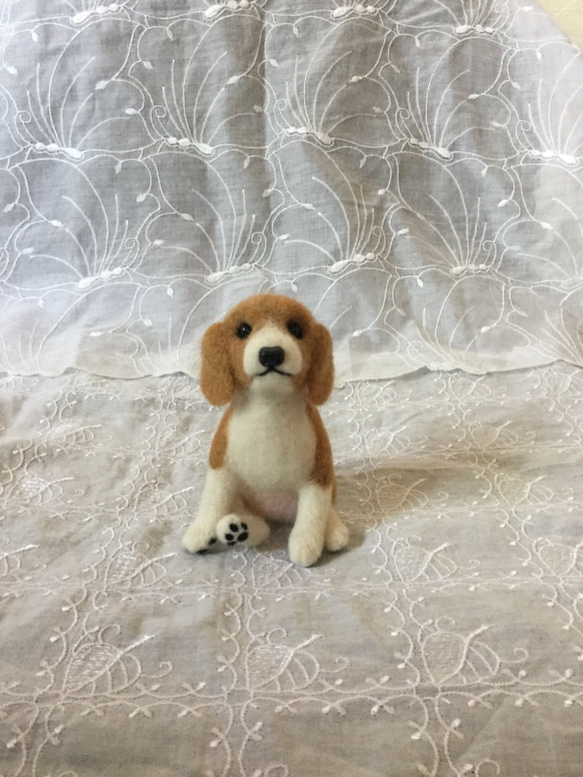 羊毛フェルト　ハンドメイド　ビーグル 羊毛フェルト230 お座りするビーグル 前向き 上目遣い 白黒茶