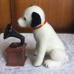 羊毛フェルト 蓄音機の犬 2 2枚目の画像