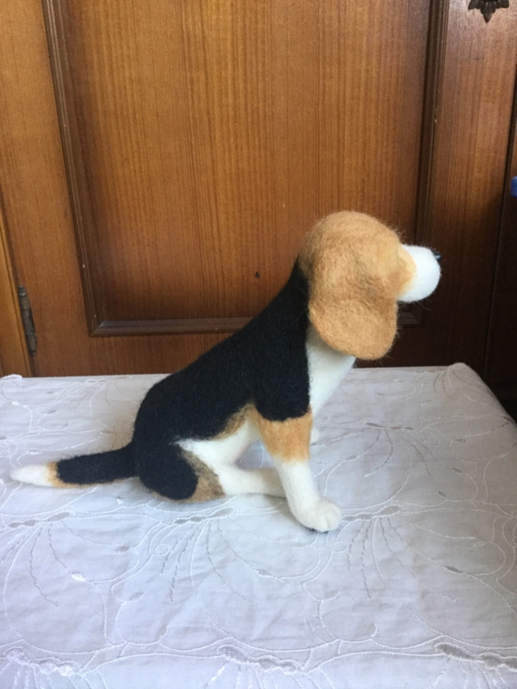羊毛フェルト 犬 ビーグル おすわり 2枚目の画像