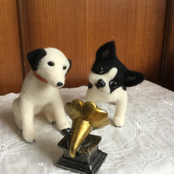 羊毛フェルト 蓄音機の犬とボストンテリア 1枚目の画像