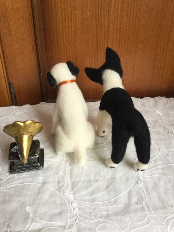 羊毛フェルト 蓄音機の犬とボストンテリア 3枚目の画像