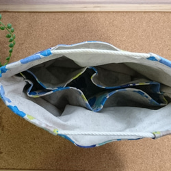 ハンドメイド バッグインバッグ 北欧風 ブルー お花とちょうちょ 4枚目の画像