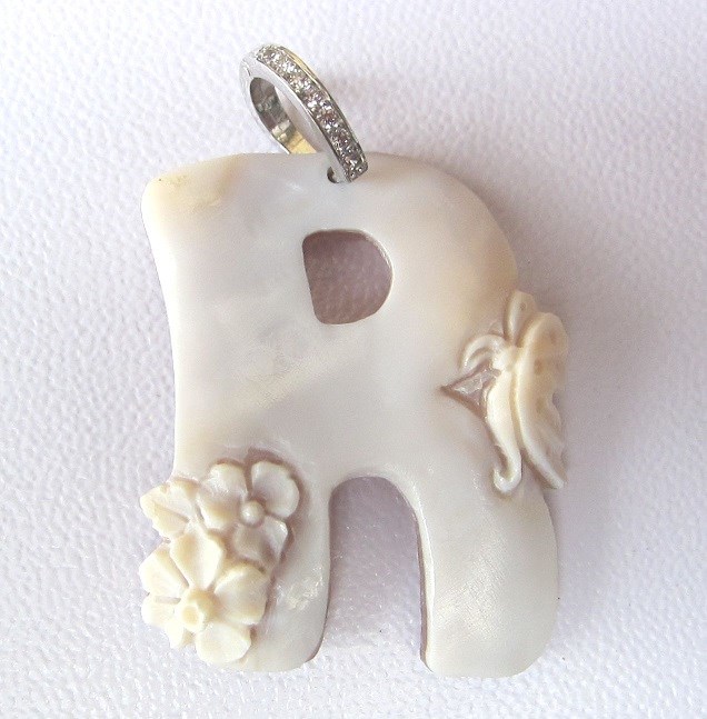 オリジナルデザインのイタリア産イニシャルカメオR