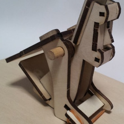 重力を使ってトコトコ自分で歩くモアイの組み立てキット 1枚目の画像