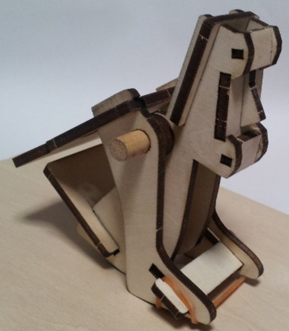 重力を使ってトコトコ自分で歩くモアイの組み立てキット 1枚目の画像