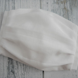【オーガニックコットンの白いマスク】　ホワイトのダブルガーゼ　ポケット付き立体プリーツマスク 1枚目の画像